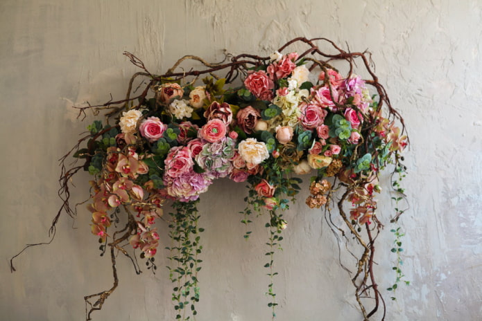 Paneel mit Blumen an der Wand im Innenraum