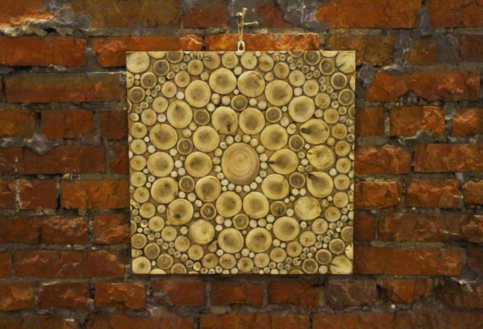 Holzschnittpaneel an der Wand
