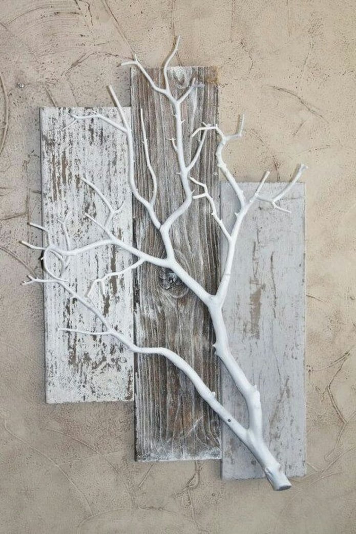 Paneel aus Ästen an der Wand im Innenraum