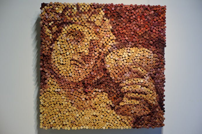 Korkpaneel an der Wand im Innenraum