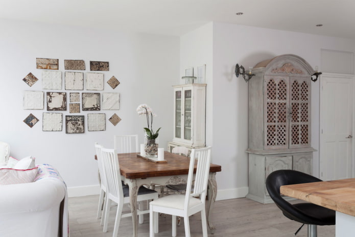 Wandpaneel im Interieur im Shabby-Chic-Stil