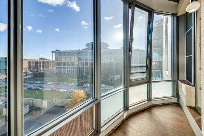 Glasfenster für den Balkon