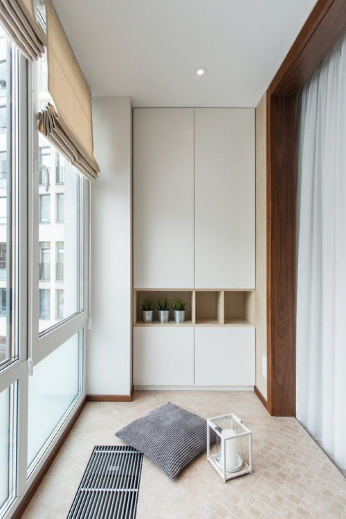 Weiße Rahmen für den Balkon