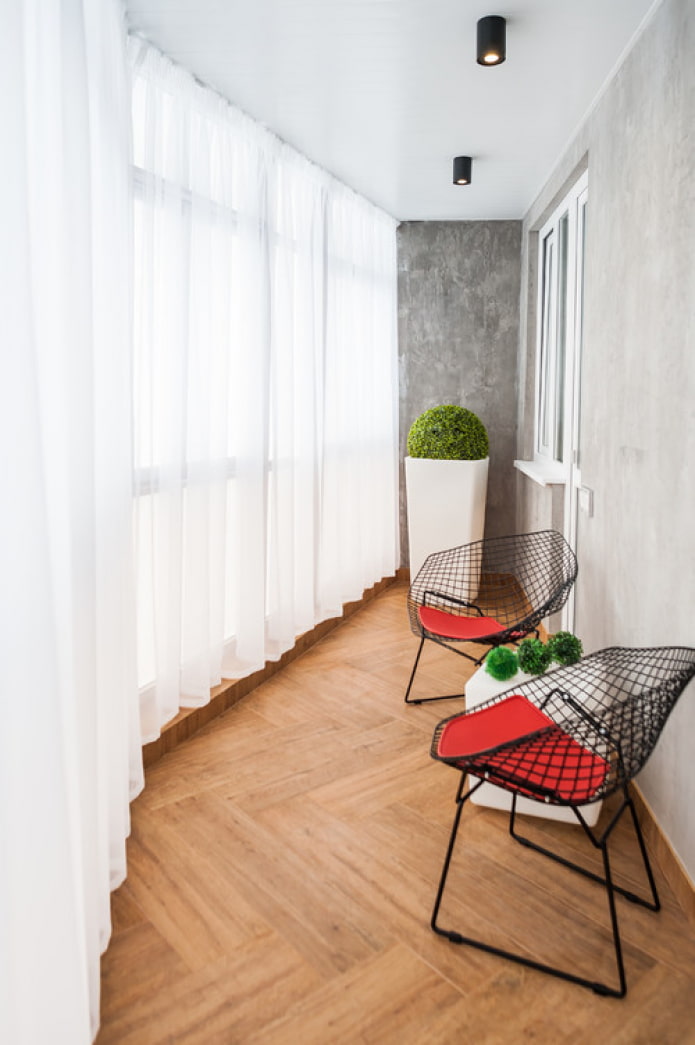 Dekorative Gipswanddekoration auf dem Balkon