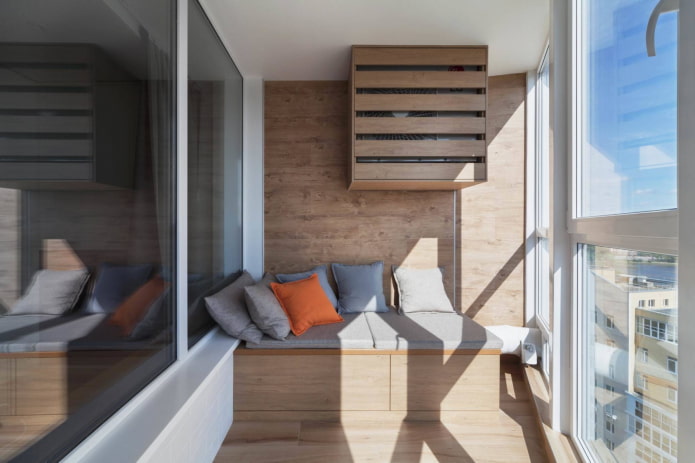 Holzwände auf dem Balkon