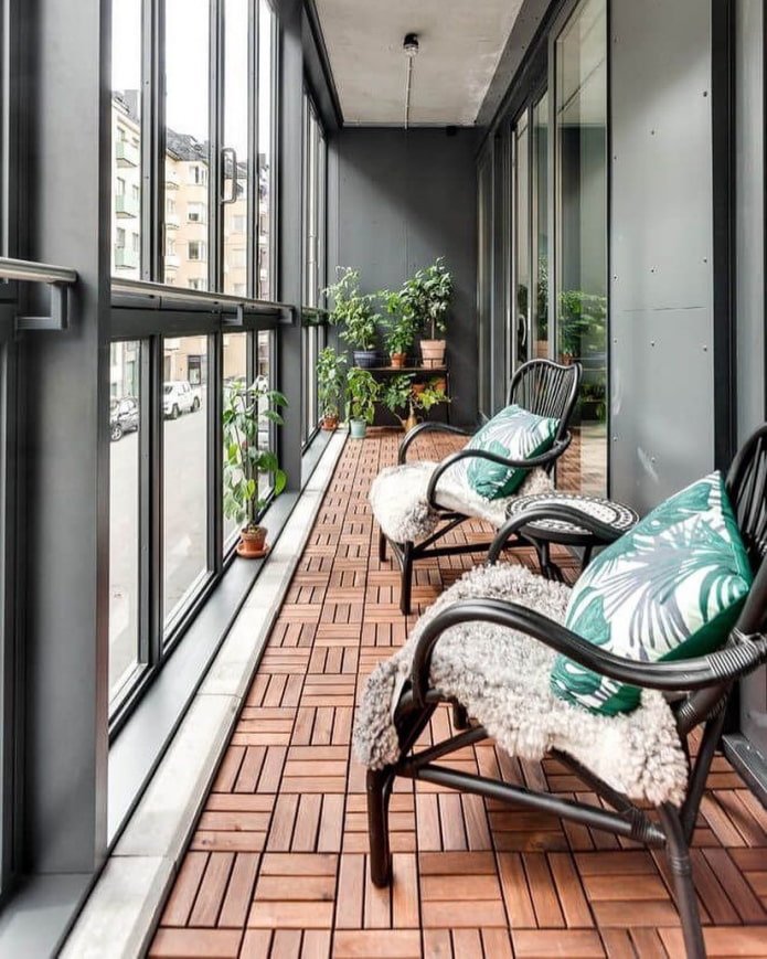 Terrassendielenboden auf dem Balkon