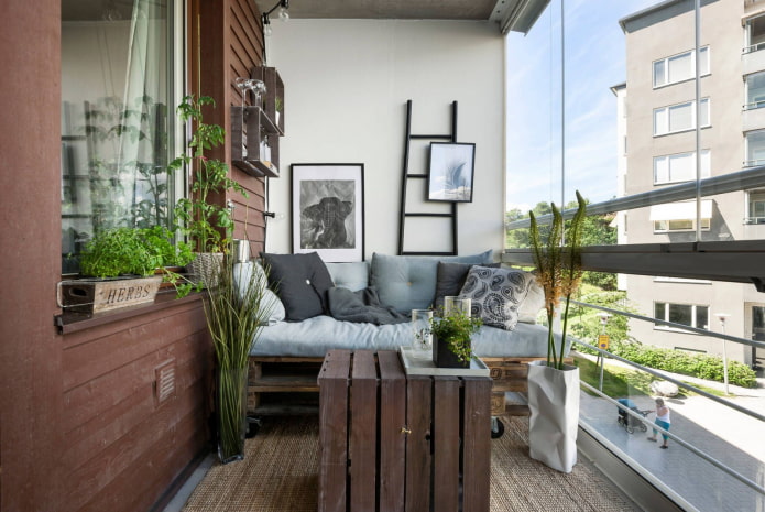 Palettenmöbel auf dem Balkon