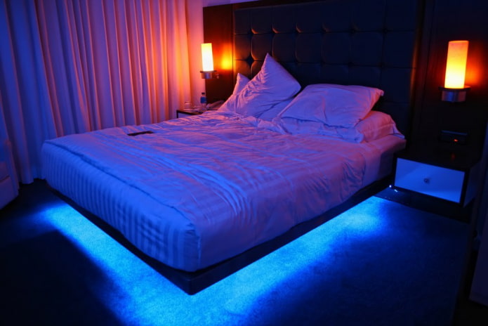 Bett mit Beleuchtung