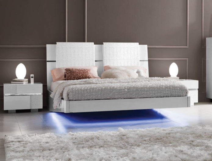 Bett mit Beleuchtung