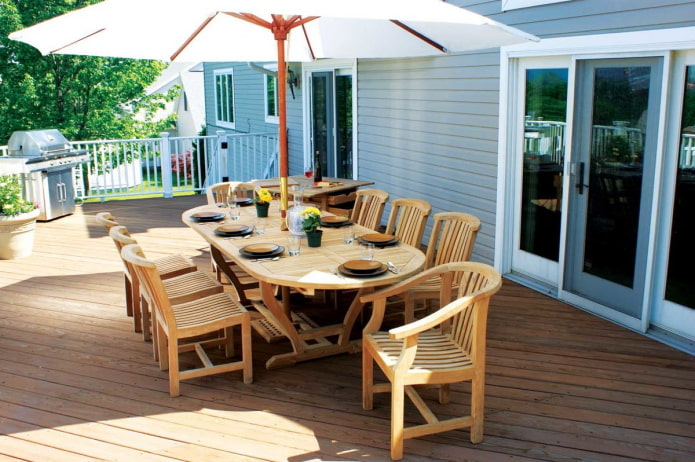 Terrasse hinter dem Haus
