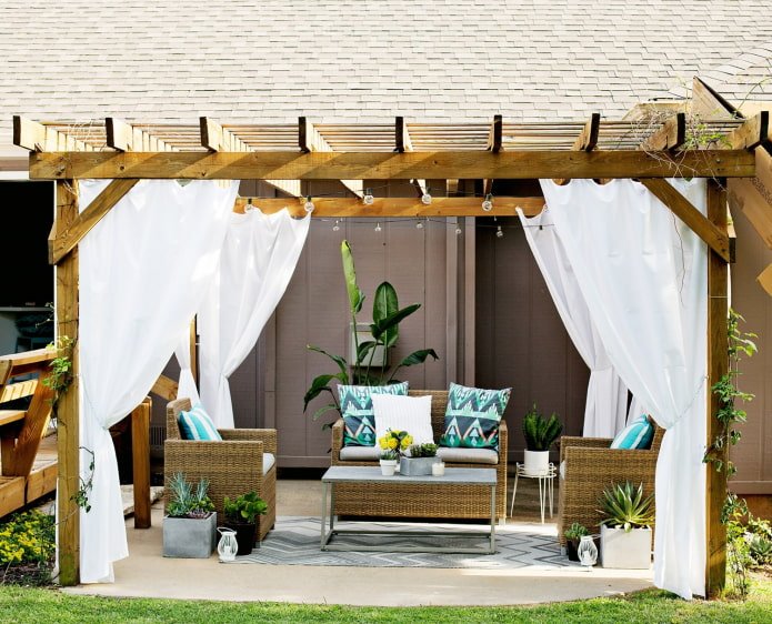 Terrassendekoration mit einer Pergola
