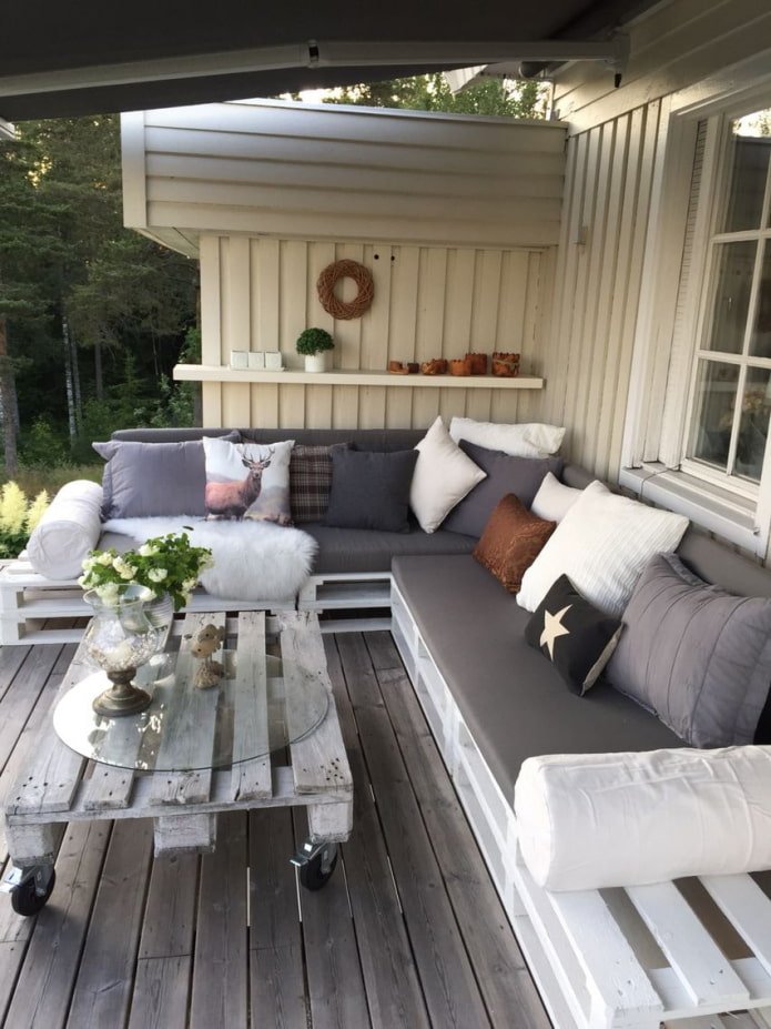 Terrasse an der Rückwand