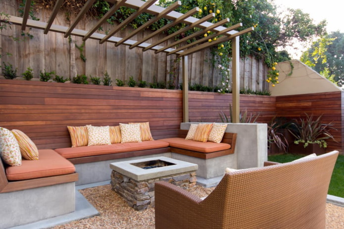 Terrasse mit dekorativen Kissen