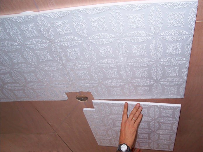 Styroporplatten an die Decke kleben 