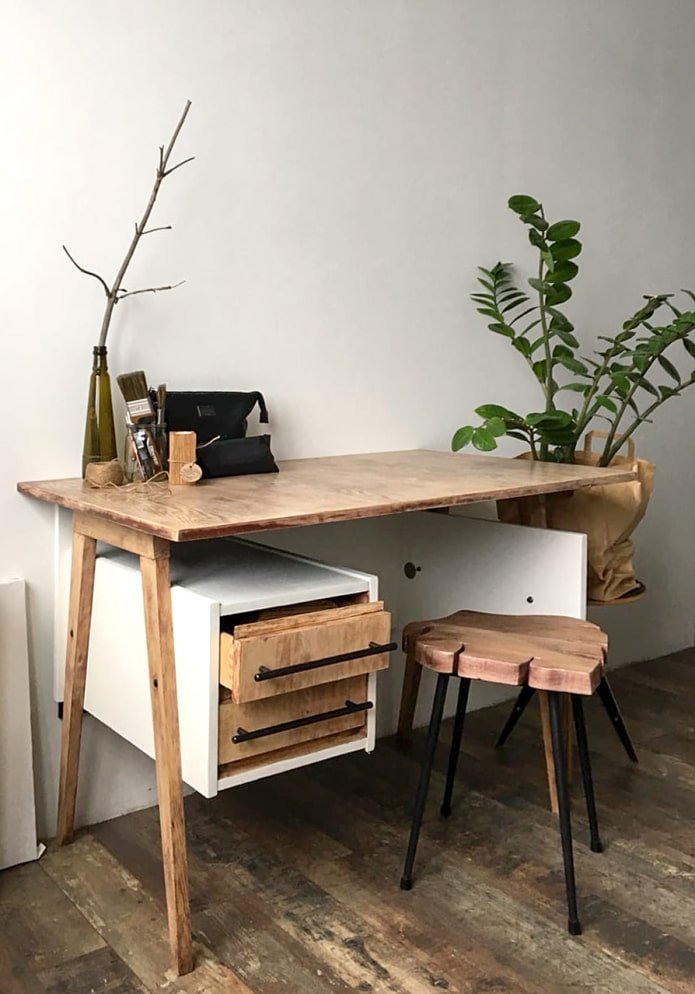 Arbeitsplatz aus einem umfunktionierten Tisch