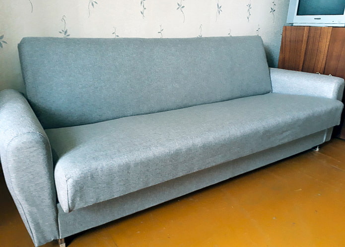Neu gepolstertes sowjetisches Sofa