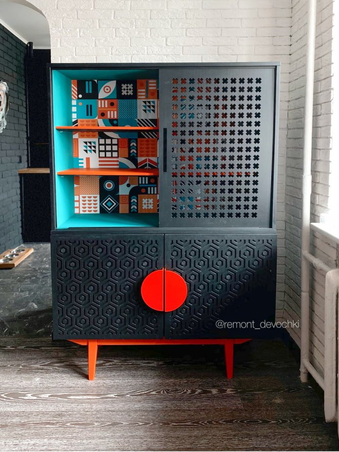 Neu gestrichener Kleiderschrank