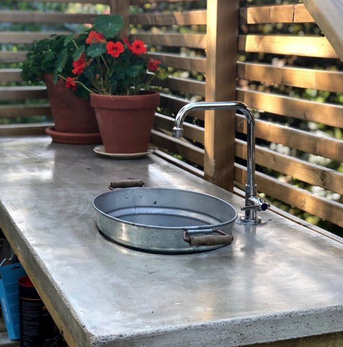Schüssel eines Sommerhauswaschbeckens aus einem Aluminiumeimer