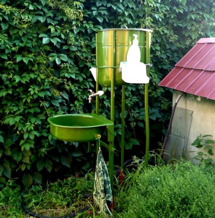 Hängendes Außenwaschbecken aus einem verzinkten Eimer