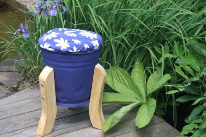 Hocker aus einem Eimer