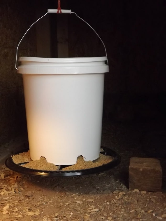Geflügelfutterspender aus einem Plastikeimer