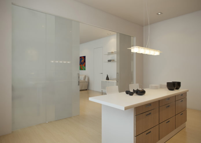 Kunststoff-Trennwand im Wohnküchen-Interieur