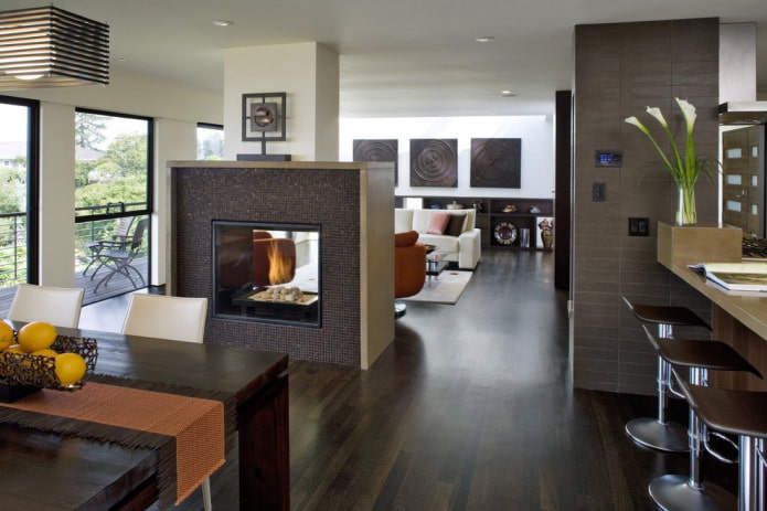 Kamin im Wohnküchen-Interieur