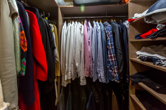 Ankleidezimmer hinter dem Vorhang