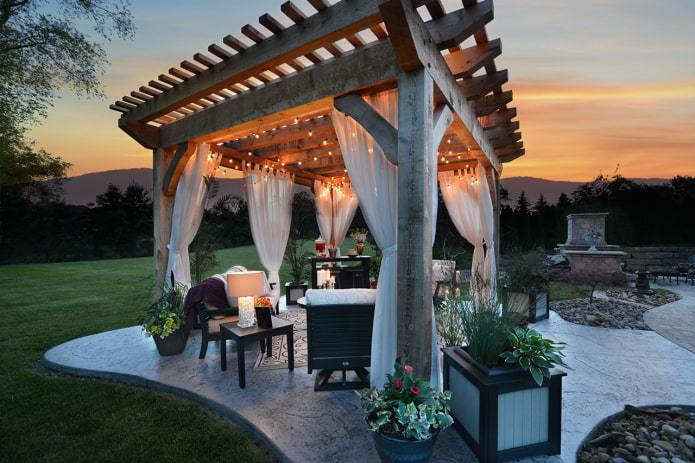 Pergola mit Girlanden