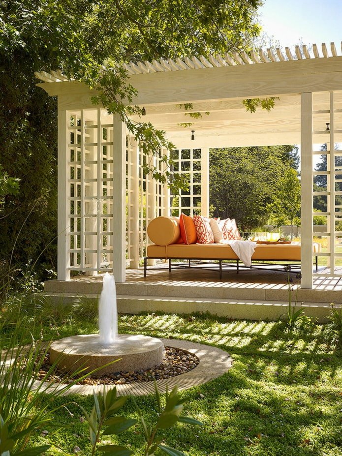 Pavillon mit Sonnenliege