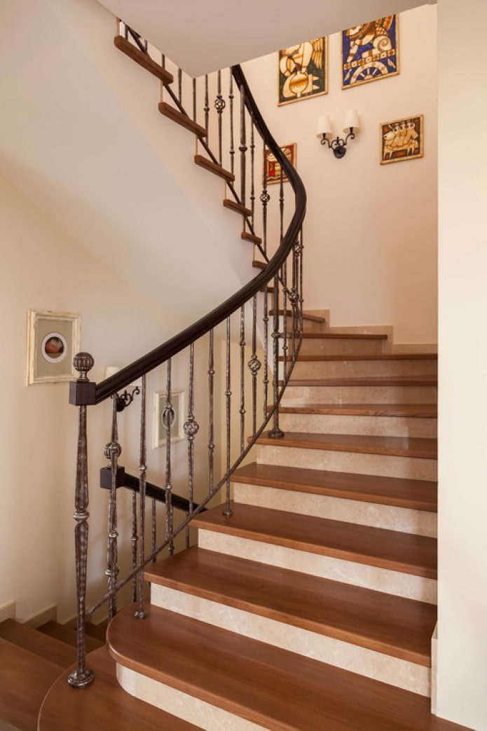 Holz- und Metalltreppe