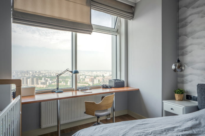 ein Fensterbankschreibtisch im Innenraum