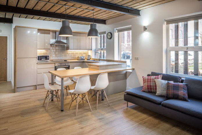 U-förmige Küche in einer Zweizimmerwohnung im europäischen Stil