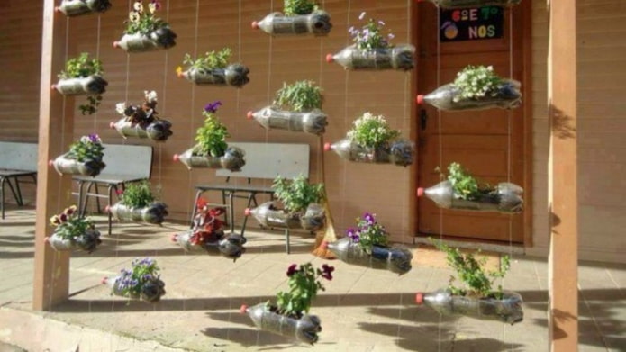 vertikale Blumenbeete aus Flaschen