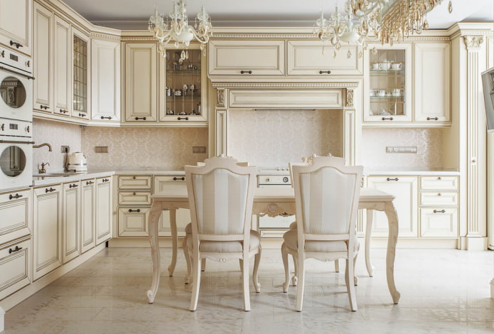 Beige Bodenfliesen im Kücheninterieur