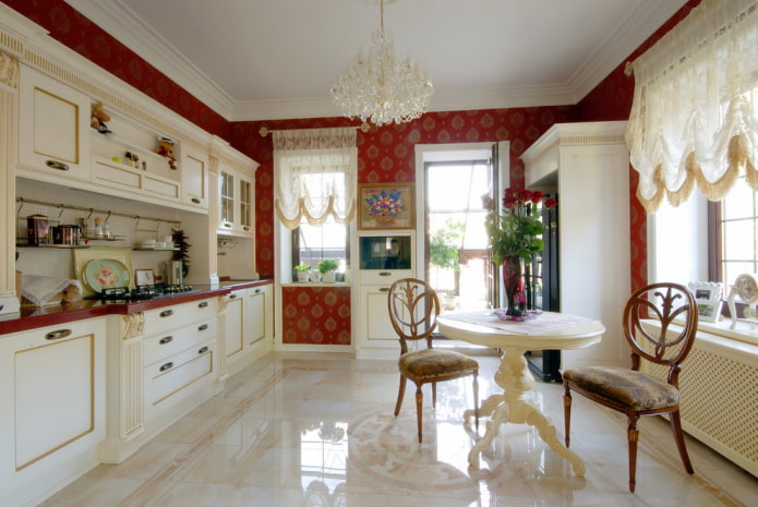 Beige Bodenfliesen im Kücheninterieur