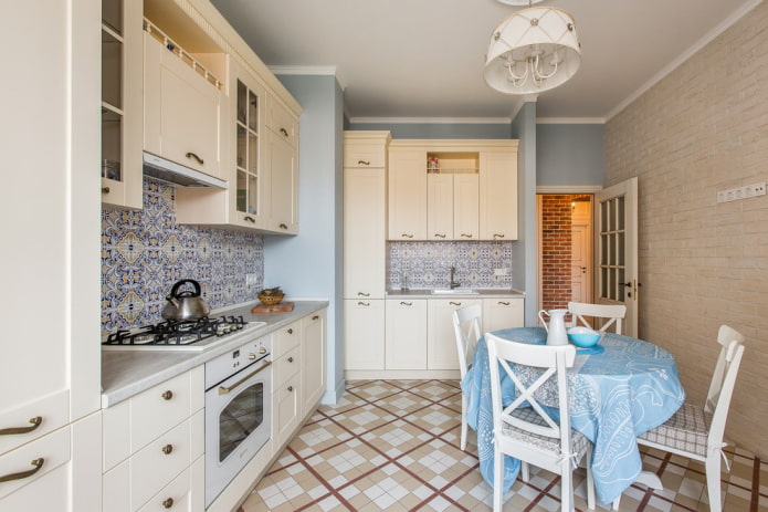 Bodenfliesen in der Küche im Provence-Stil