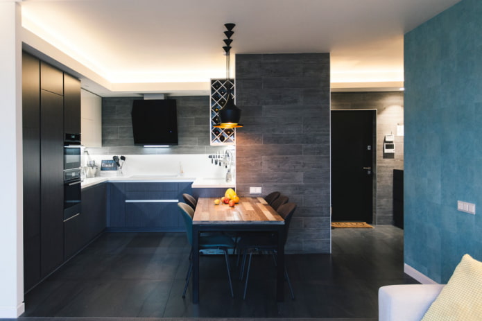 schwarze Bodenfliesen im Kücheninterieur