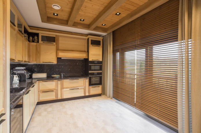 Holzähnliche Bodenfliesen im Kücheninterieur