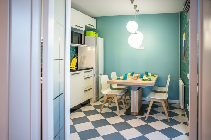 matte Bodenfliesen im Kücheninterieur