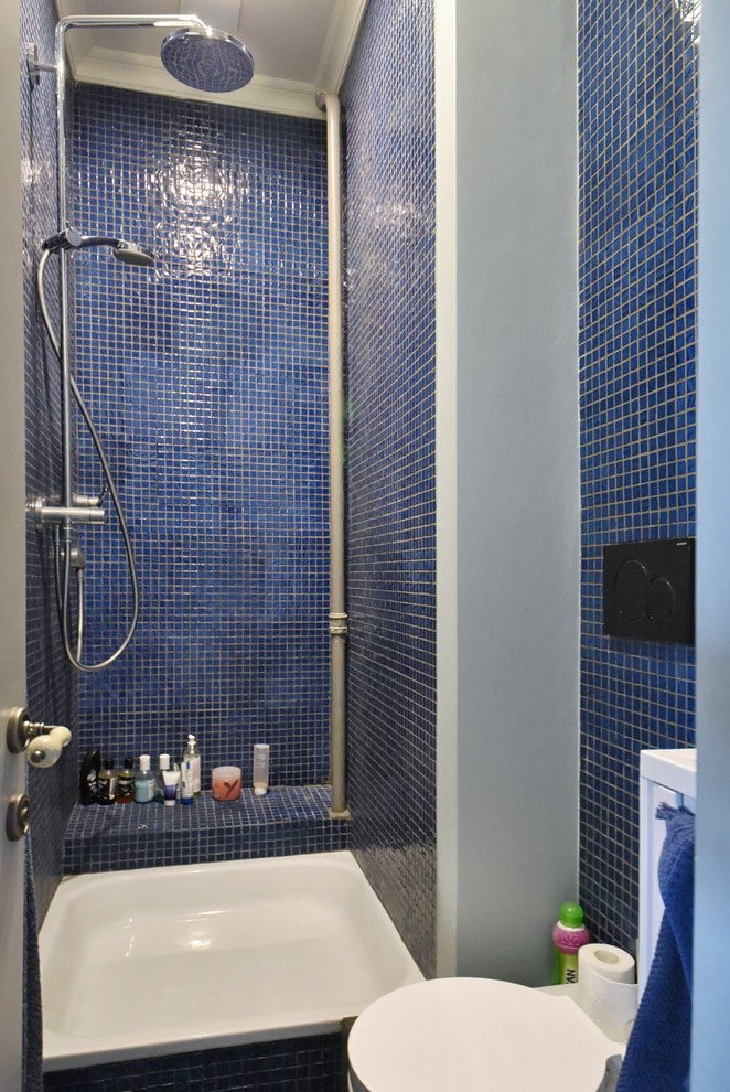 Mosaik in einer kleinen Dusche