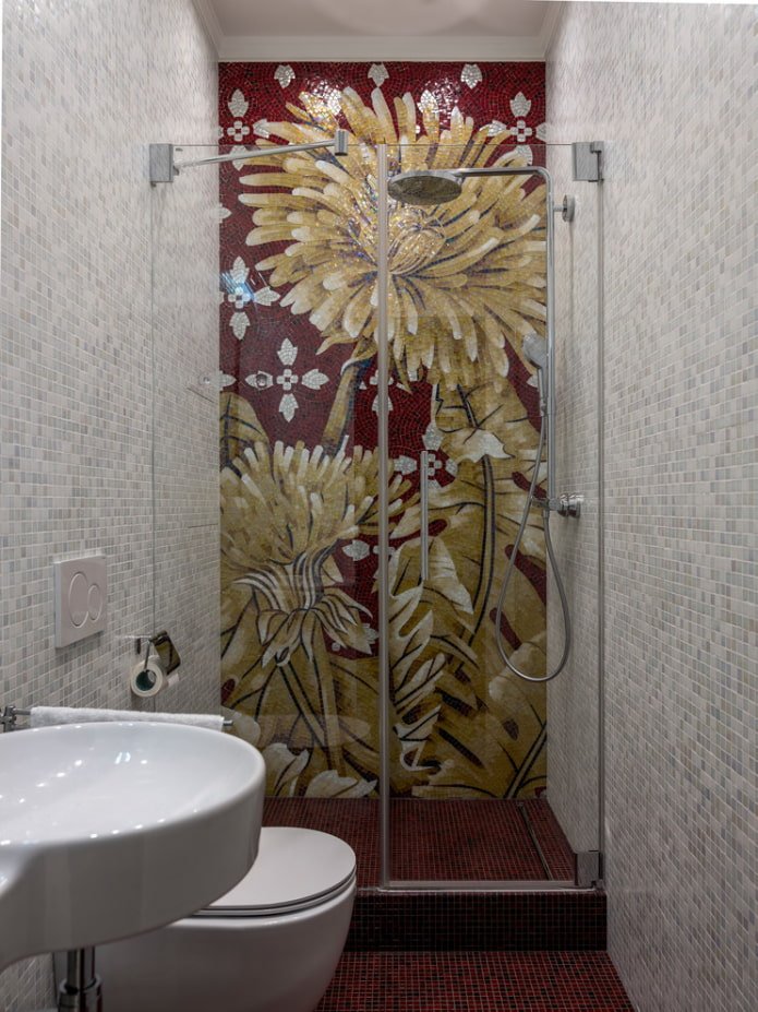 Mosaik in einer kleinen Dusche