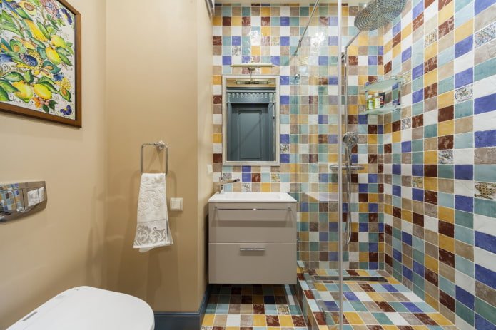 geflieste Dusche und beige gestrichene Wand