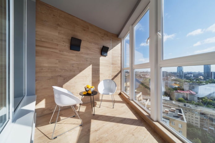 Fliesen in Holzoptik im Inneren des Balkons