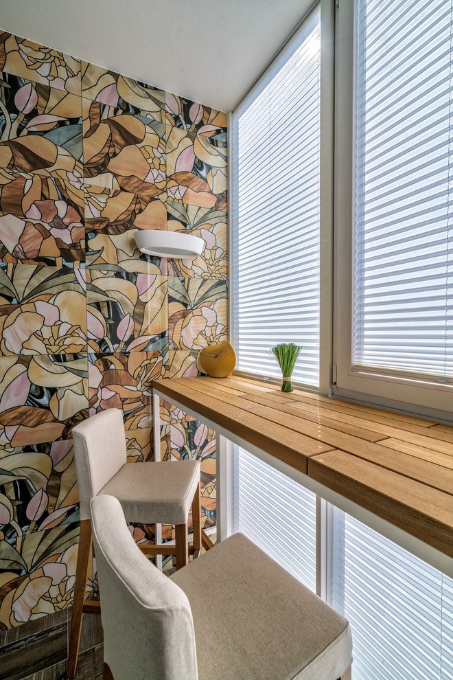 Fliesen an der Wand im Inneren des Balkons