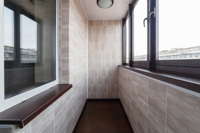 Fensterfliesen an Schrägen auf dem Balkon