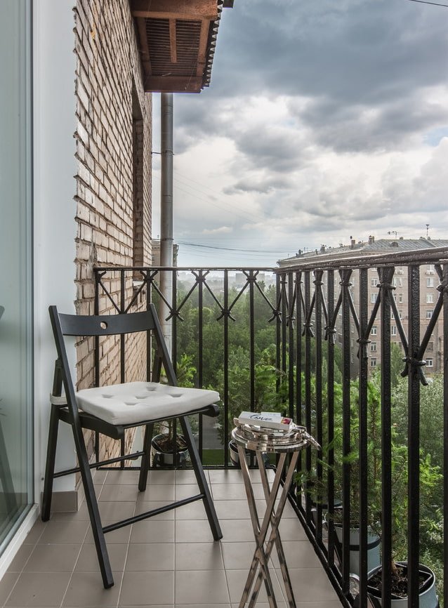 Fliesen auf dem Boden auf dem offenen Balkon
