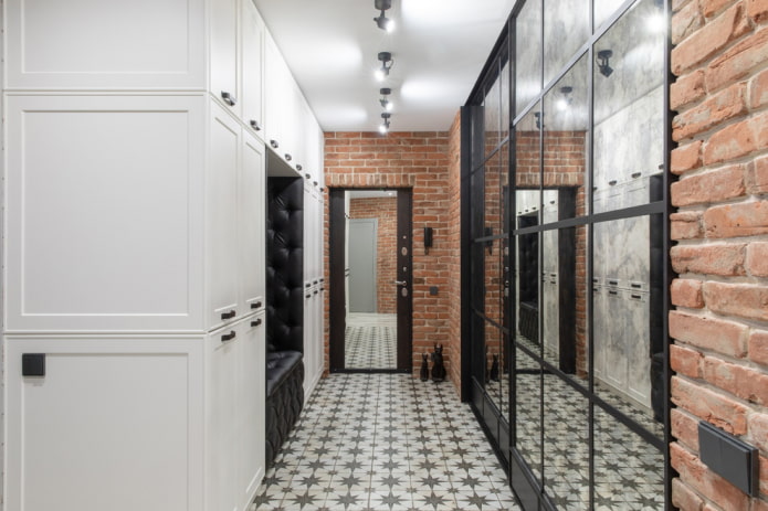 Flur im Loft-Stil mit gemusterten Fliesen