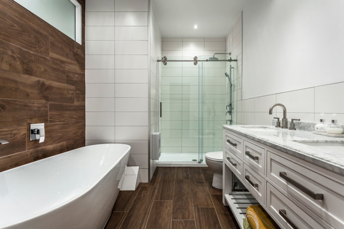Bodenfliesen in Holzoptik im Badezimmer
