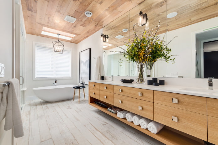 Holzoptik-Deckenfliesen im Badezimmer